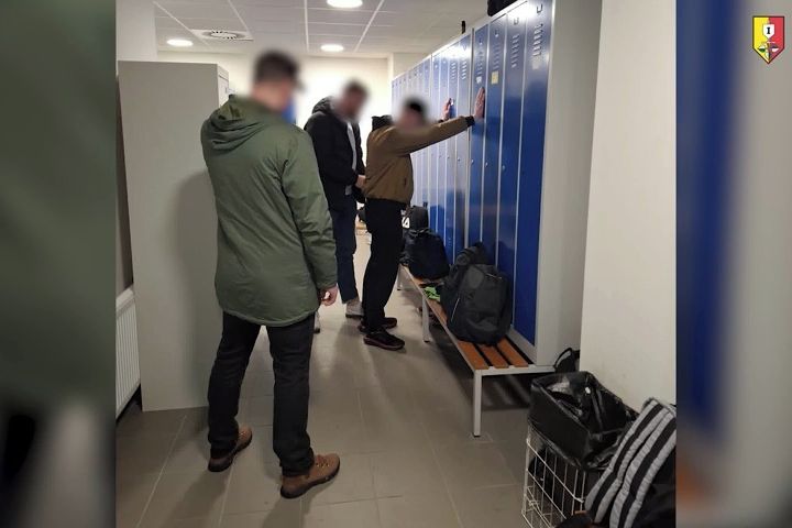 Cizinec se v Praze skrýval před vězením za převaděčství, zadrželi ho na poslední chvíli