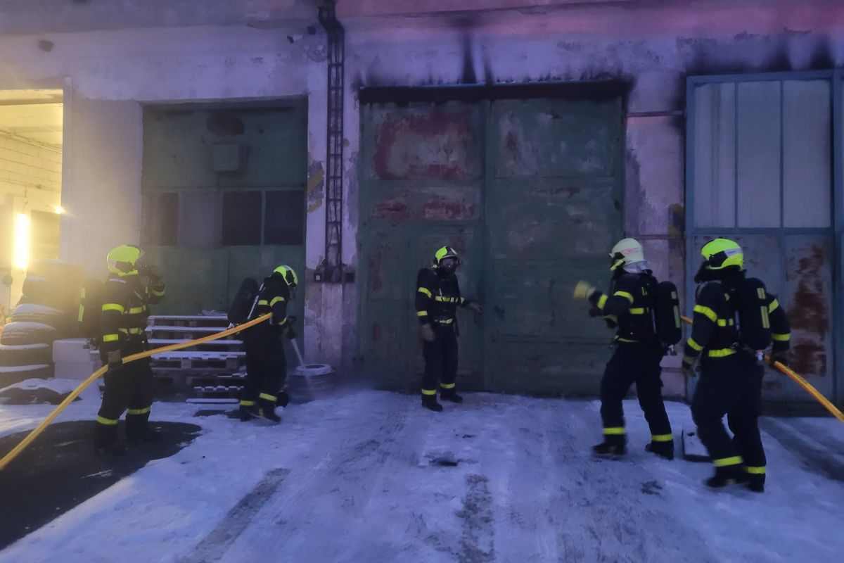 Dílna se zaparkovaným autobusem vzplála v Bruntále