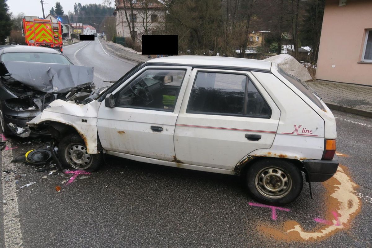 Muž zraněný při čelní srážce aut na Jablonecku druhý den v nemocnici zemřel