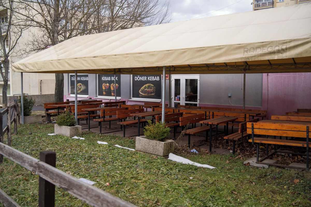 Před školou ve Frýdku-Místku stál automat s umělým konopím. Byl tam nelegálně