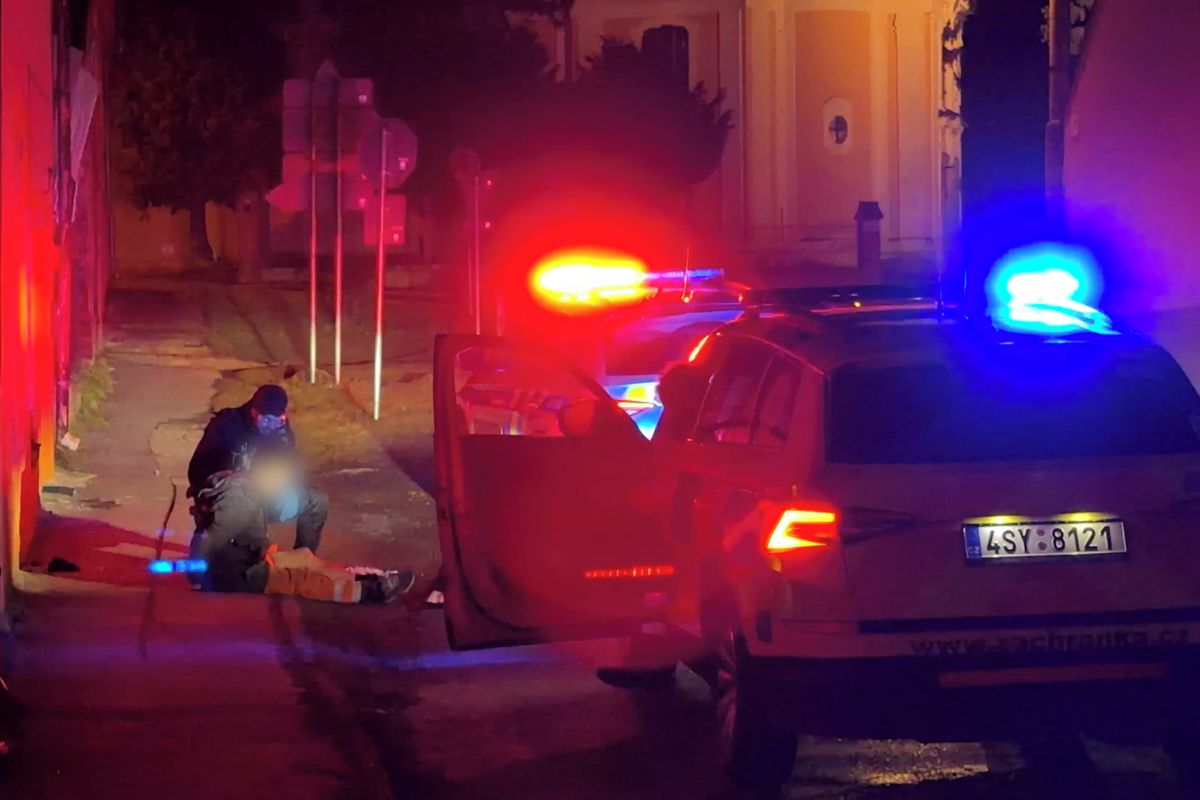 Pobodání v Rudné u Prahy: Muži se do sebe pustili poblíž restaurace