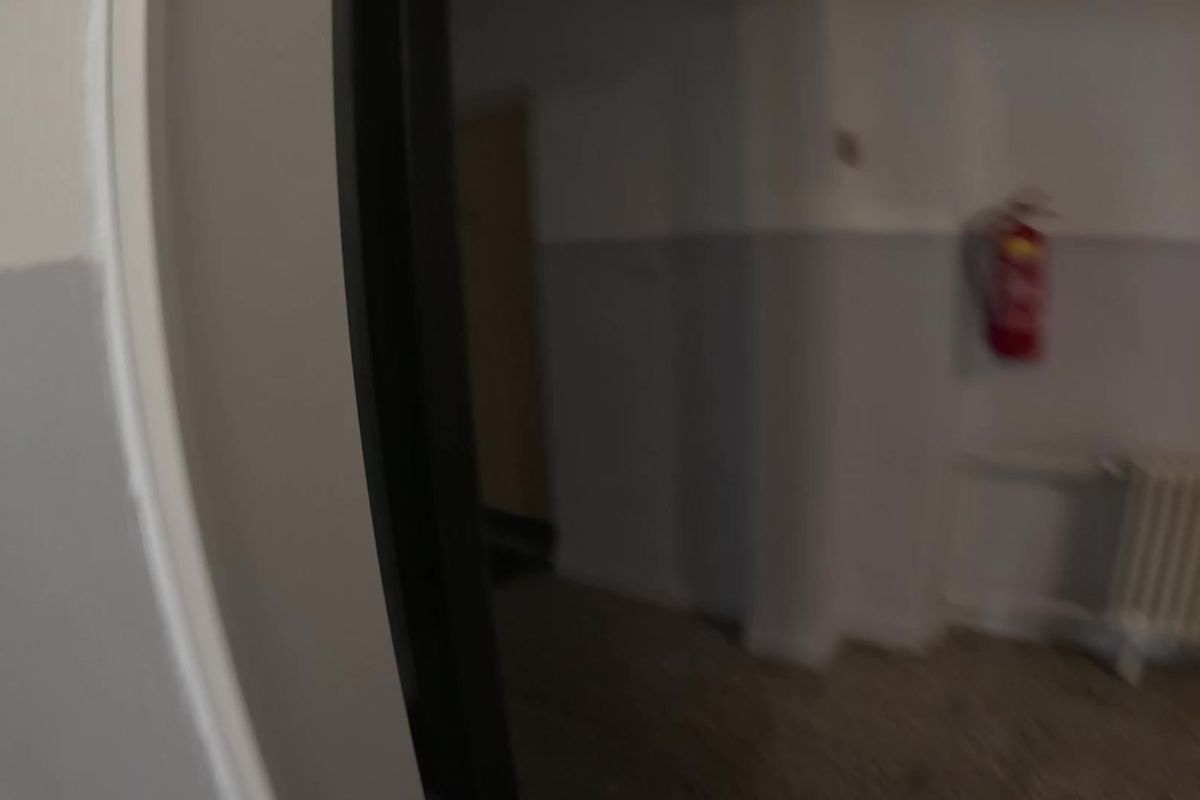 Muž chtěl v Pardubicích skočit ze 13. patra, strážníci mu to desítky minut rozmlouvali