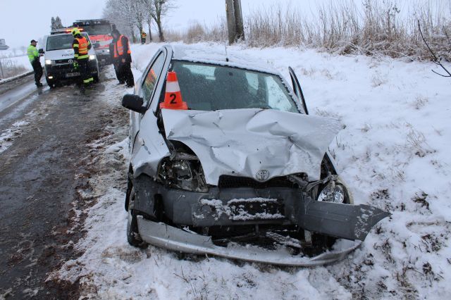 Mladý řidič na Přerovsku předjížděl autoškolu a srazil se s protijedoucím autem