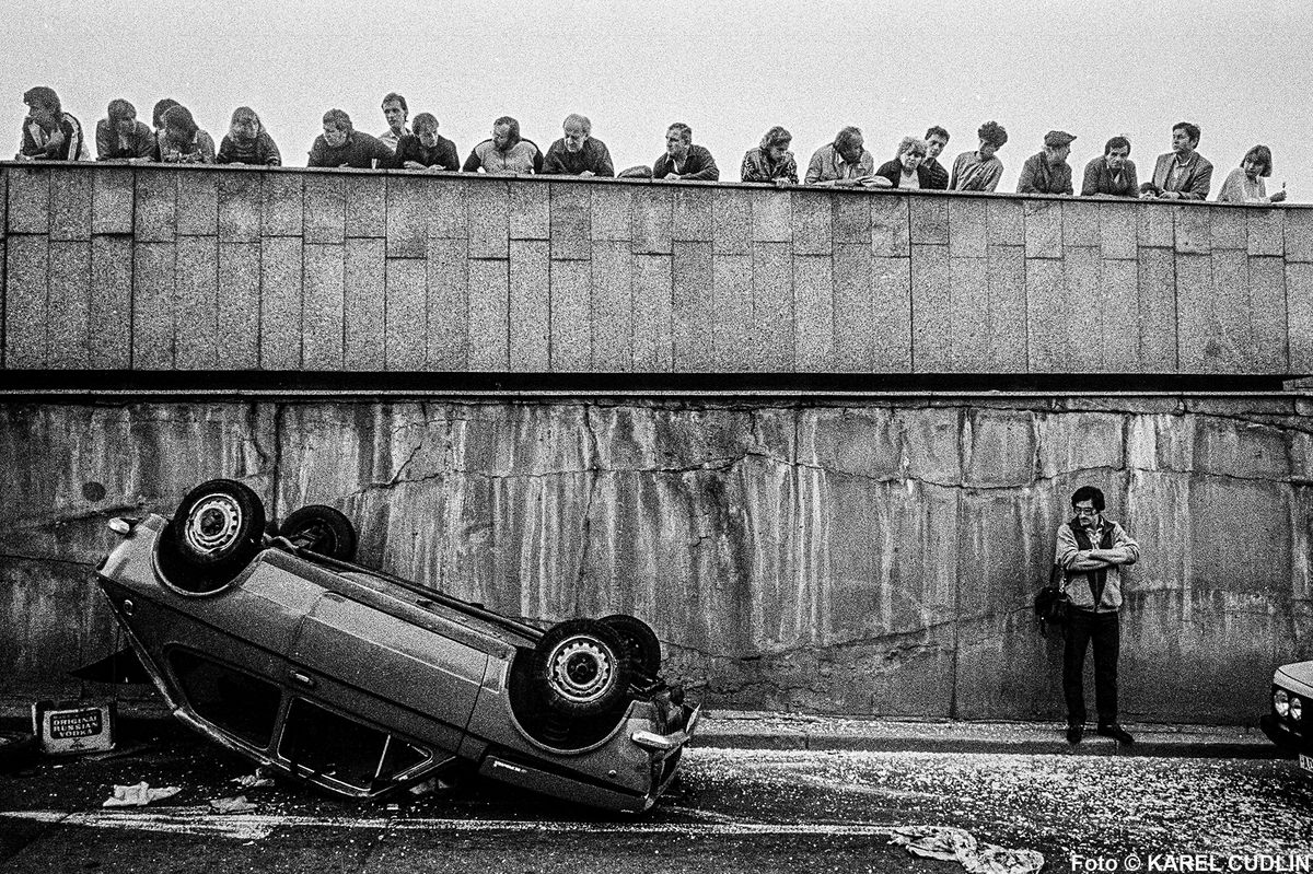 Výstava fotografií Sanitka ukazuje fenomén čumilů, které láká neštěstí