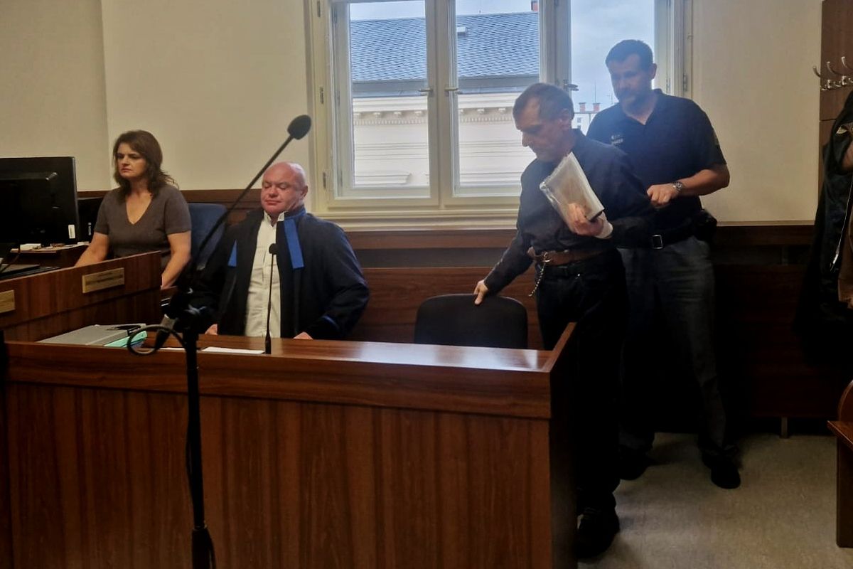 Muž z Hradce Králové sexuálně zneužíval studenta. Oběti vyhrožoval a tvrdil, že je členem tajné špionážní organizace