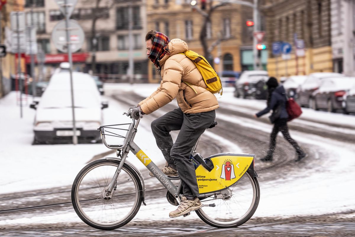 FOTO: Sníh se nevzdává. Zasypaná Praha i komplikace po celé republice