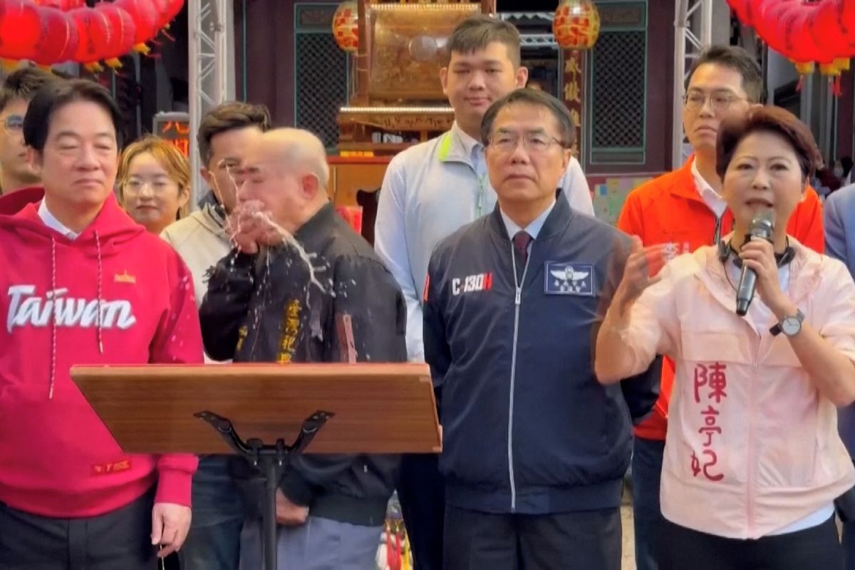 Kněz na Tchaj-wanu při oslavě nového lunárního roku pozvracel prezidenta. Incident zachytila kamera