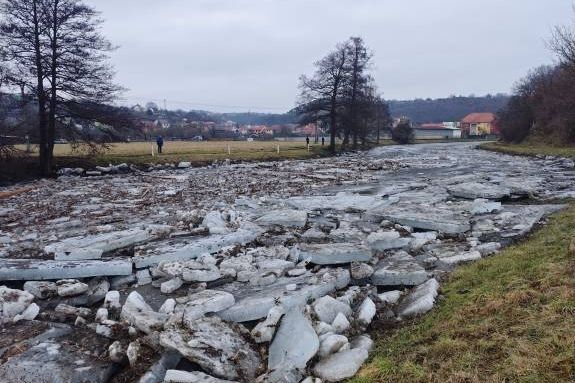 Kvůli hromadícím se ledovým krám bude nutné v Oslavanech upravit koryto řeky a odstranit jez