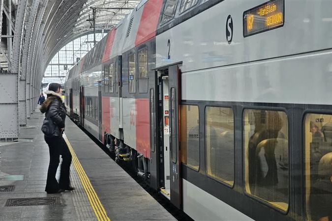 Pražské vlaky denně přepraví 179 tisíc cestujících. Stoupá i zájem o jízdenky PID