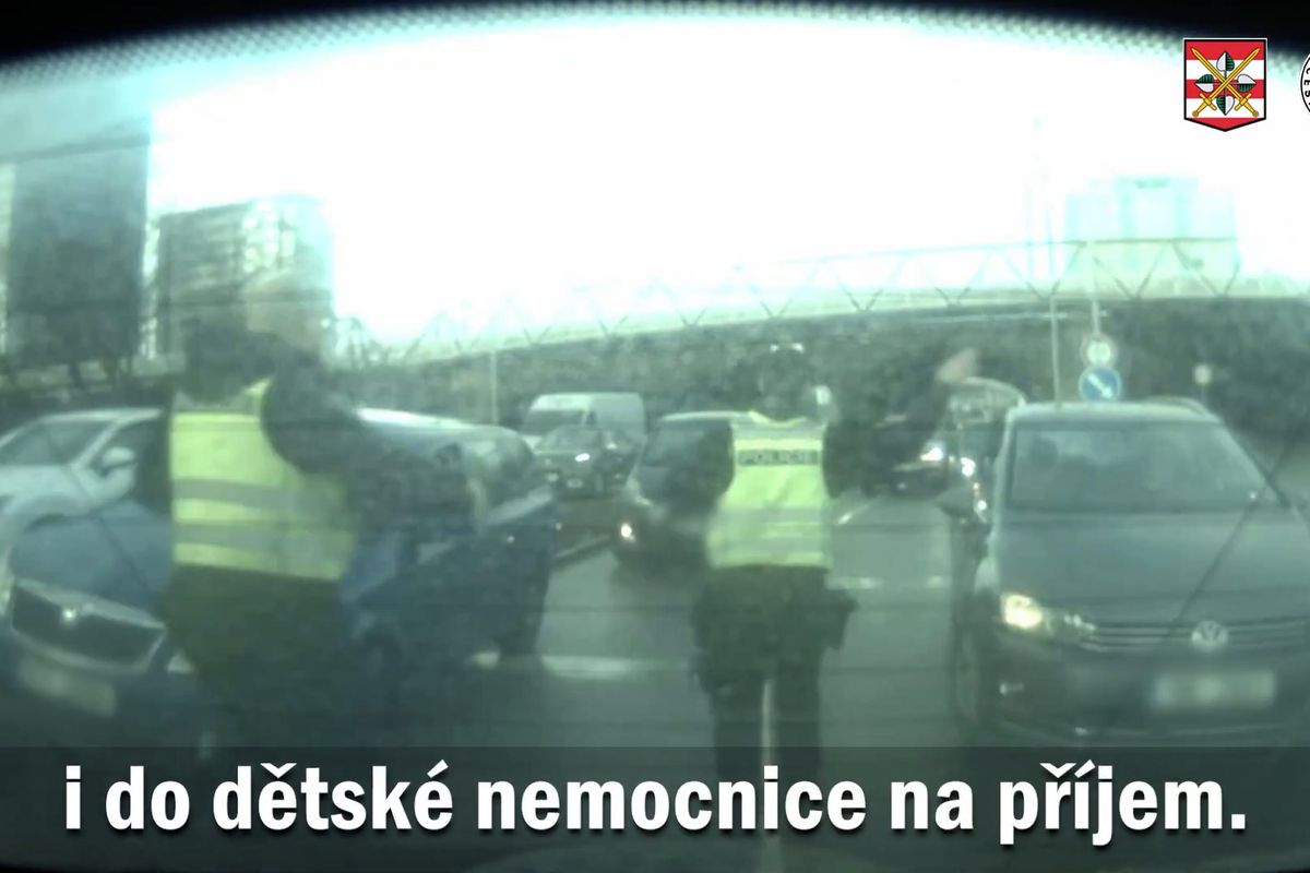 Dítě spolklo sklo, volala zoufalá maminka z kolony na D1. Policisté ji zařídili průjezd s majáky