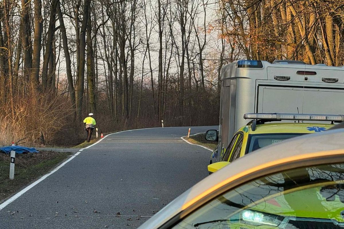 Na Nymbursku zemřel motorkář po nárazu do domu