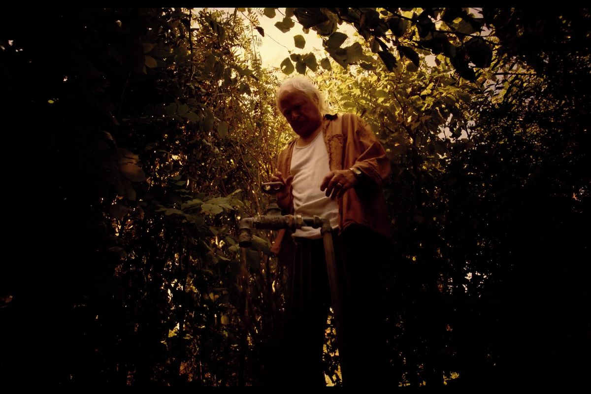 RECENZE: Švédský film Ať prší baví zázrakem i realitou