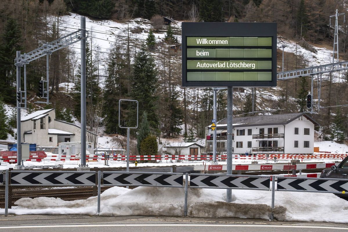 Ve Švýcarsku vykolejil kvůli lavině vlak. Na místě jsou zranění