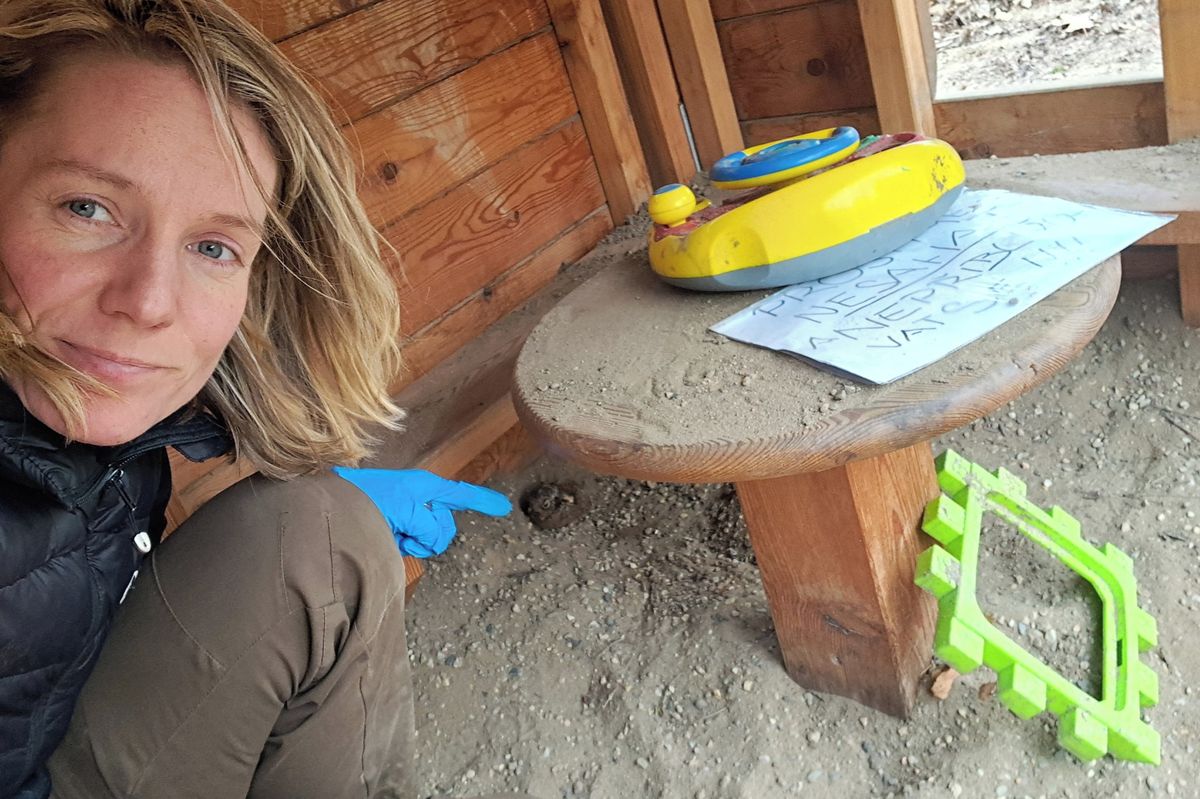 Záchrana zaječích mláďat v Praze 10 uzavřela dětské hřiště