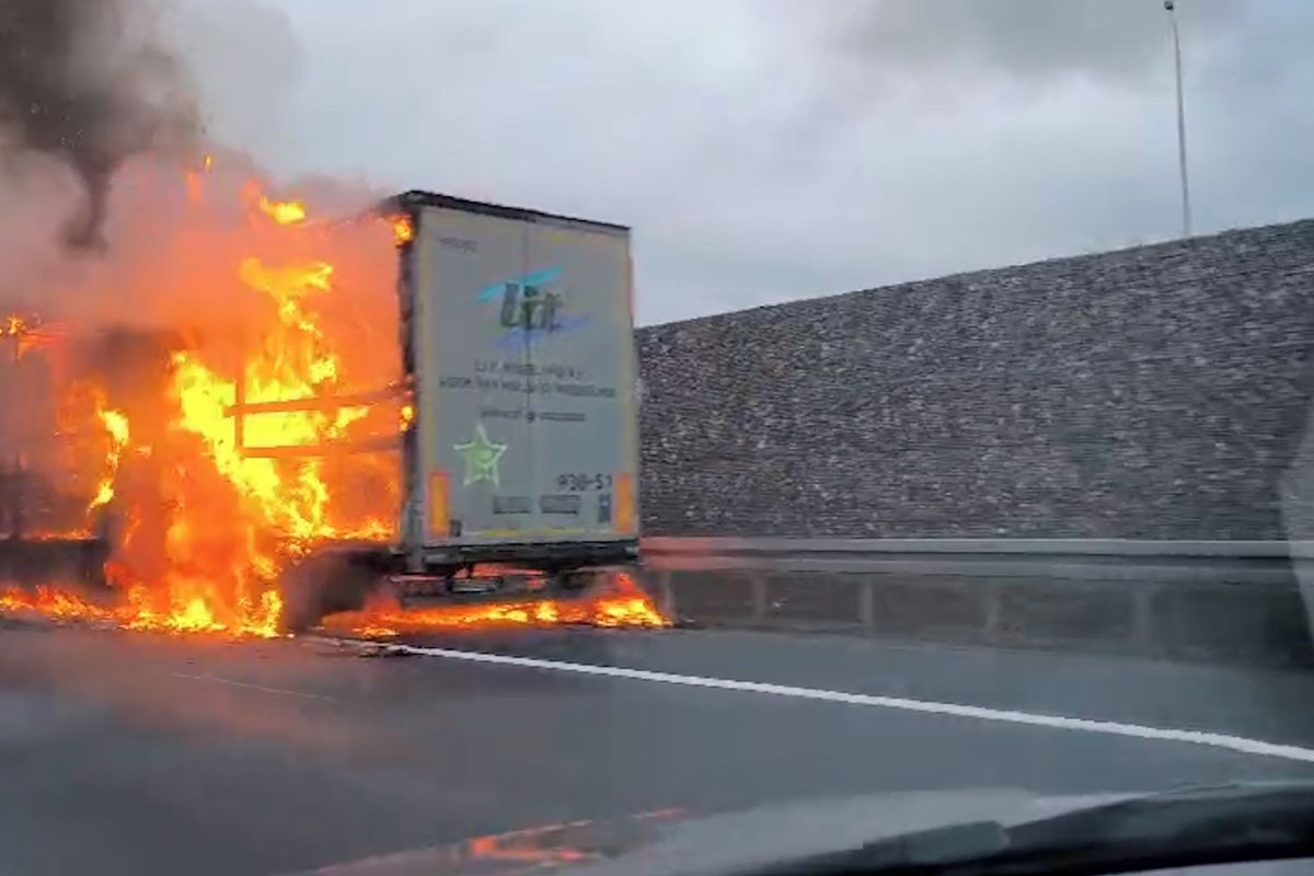 Požár kamionu zastavil dálnici D8 u Prahy