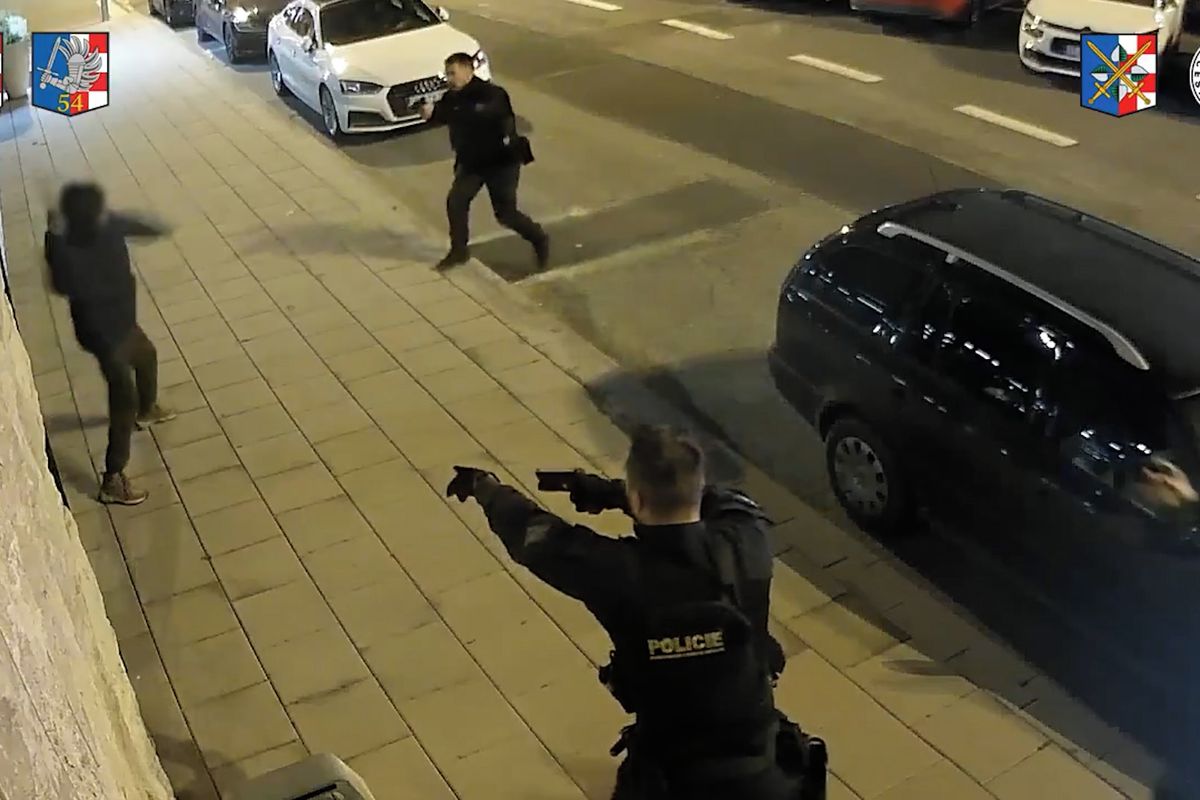 Nejlepší video z policejní akce je loňský zásah proti cizinci s nožem v Olomouci
