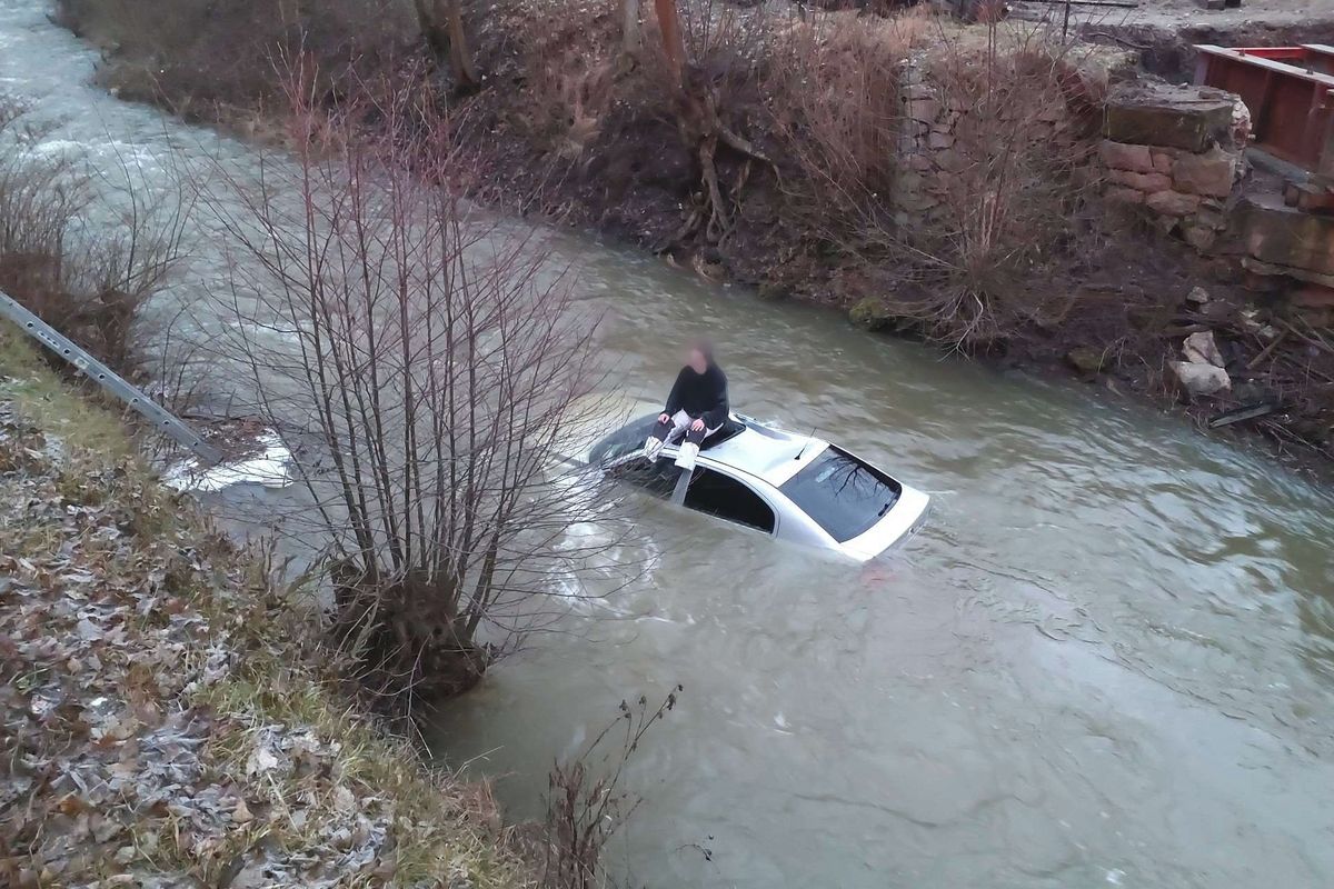 Řidič sjel u Blanska do řeky Punkvy, ze střechy auta ho zachraňovali hasiči