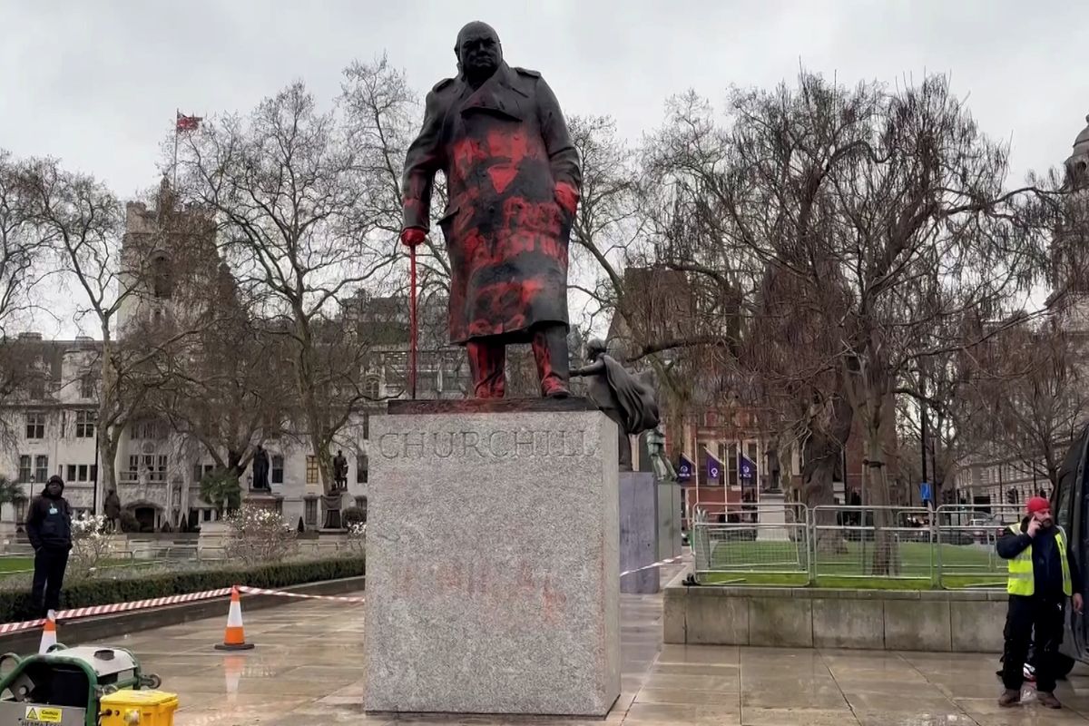 Churchillovu sochu v Londýně posprejoval propalestinský vandal