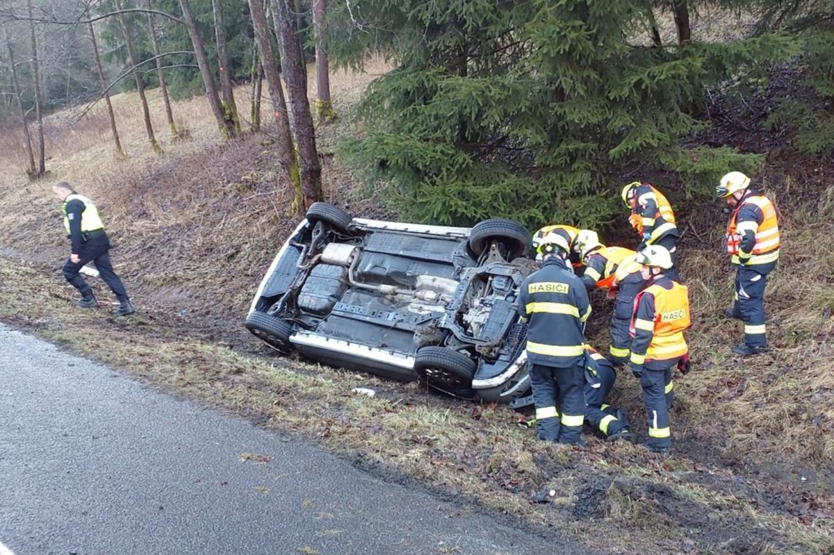 Řidička na Karlovarsku vylétla s autem ze silnice. Letěl pro ni vrtulník