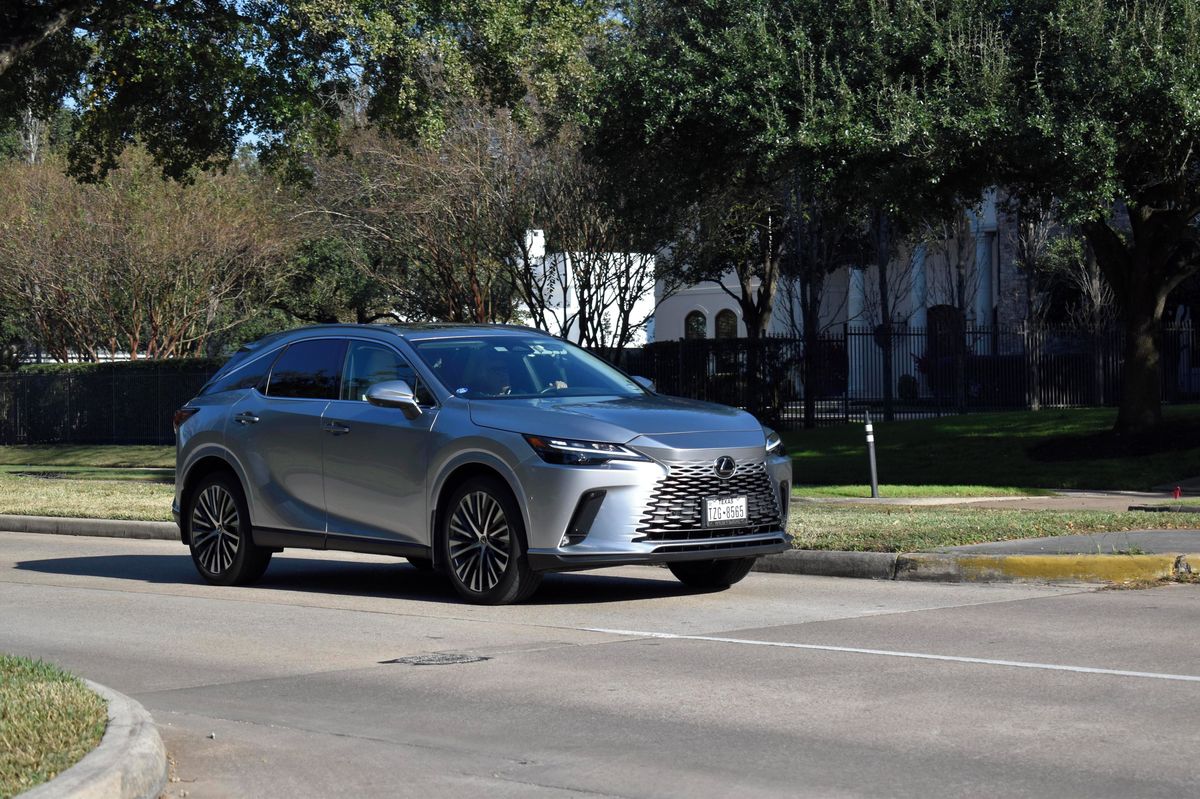 Zloději jeli v ukradeném autě nepřipoutaní, tučná pokuta přišla majitelům vozu