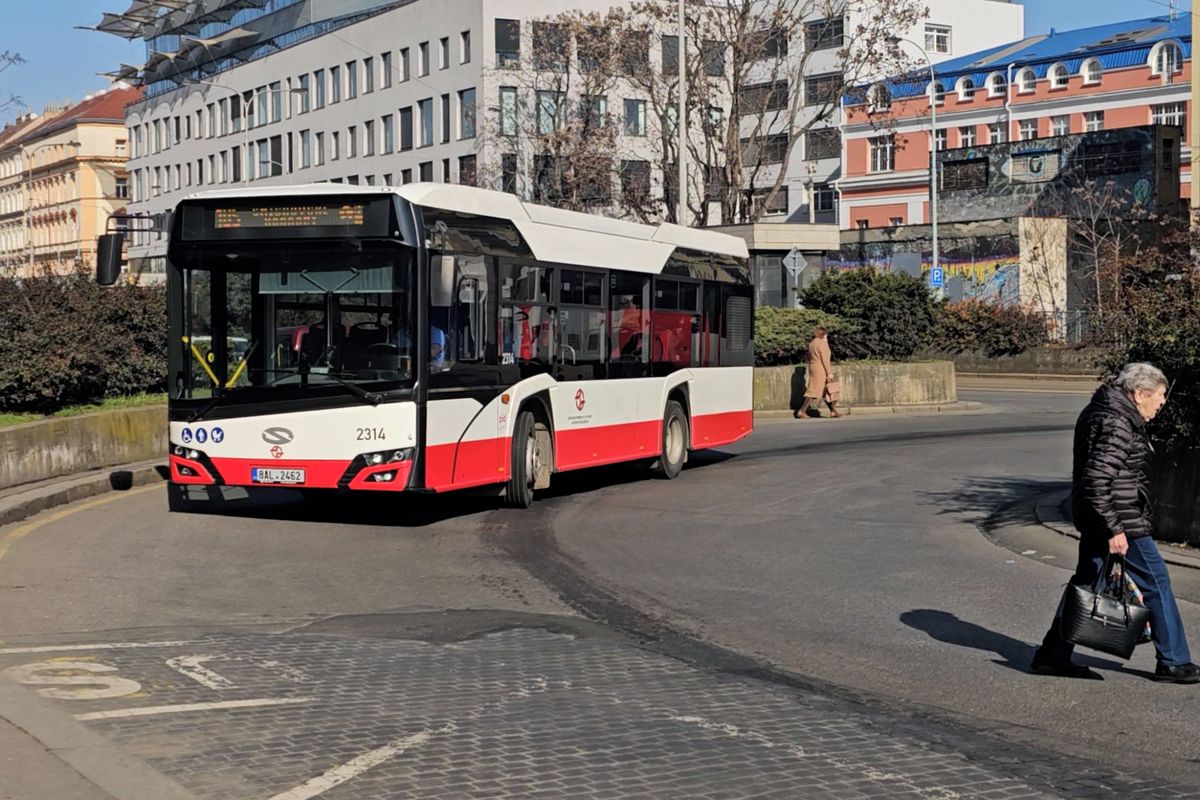 Potvrzeno. Nebezpečnému přebíhání na Smíchově zabrání v místě tragické nehody zátarasy
