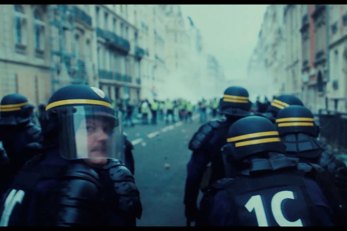 RECENZE: Případ 137 na pozadí protestů žlutých vest prověřuje nevyprovokovaný zásah policie