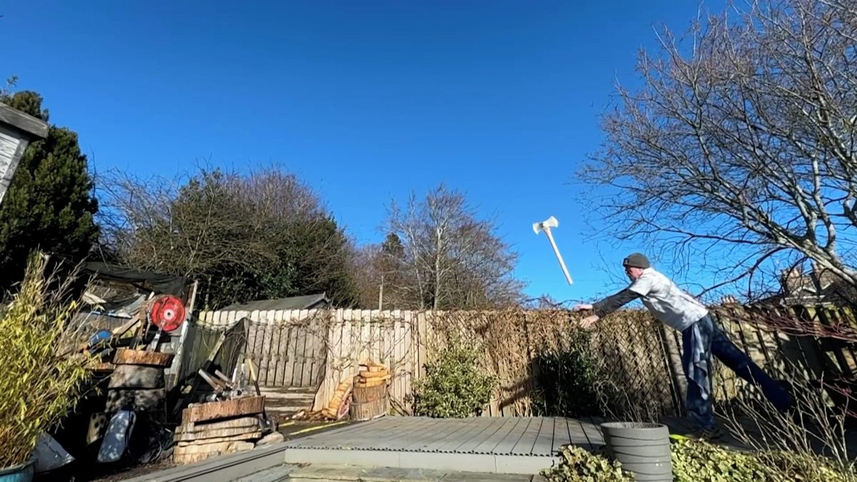 V důchodu se začal učit vrhat tomahavkem. Teď se sedmdesátiletý Skot chystá na světový šampionát