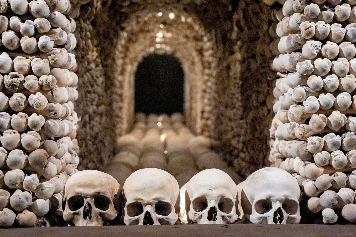 FOTO: V Kutné Hoře znovu staví pyramidu z lidských kostí