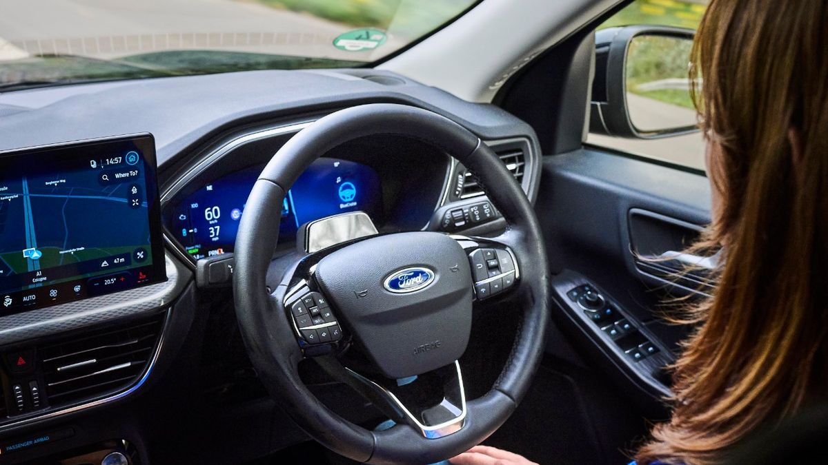 Ford Kuga nově zvládne evropské dálnice bez rukou na volantu