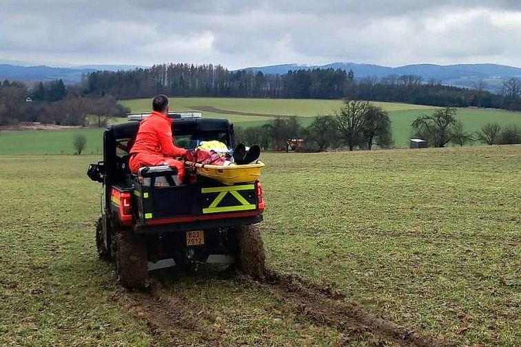 Hasiči zachraňovali v nepřístupném terénu zraněného cyklistu, využili čtyřkolku