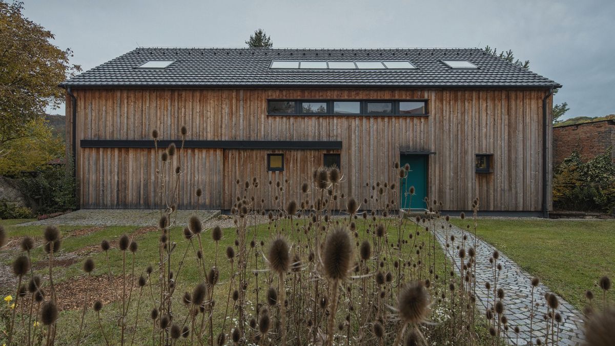 Nenápadný dům ve vzrostlé zahradě skvěle zapadá do divočejší zeleně
