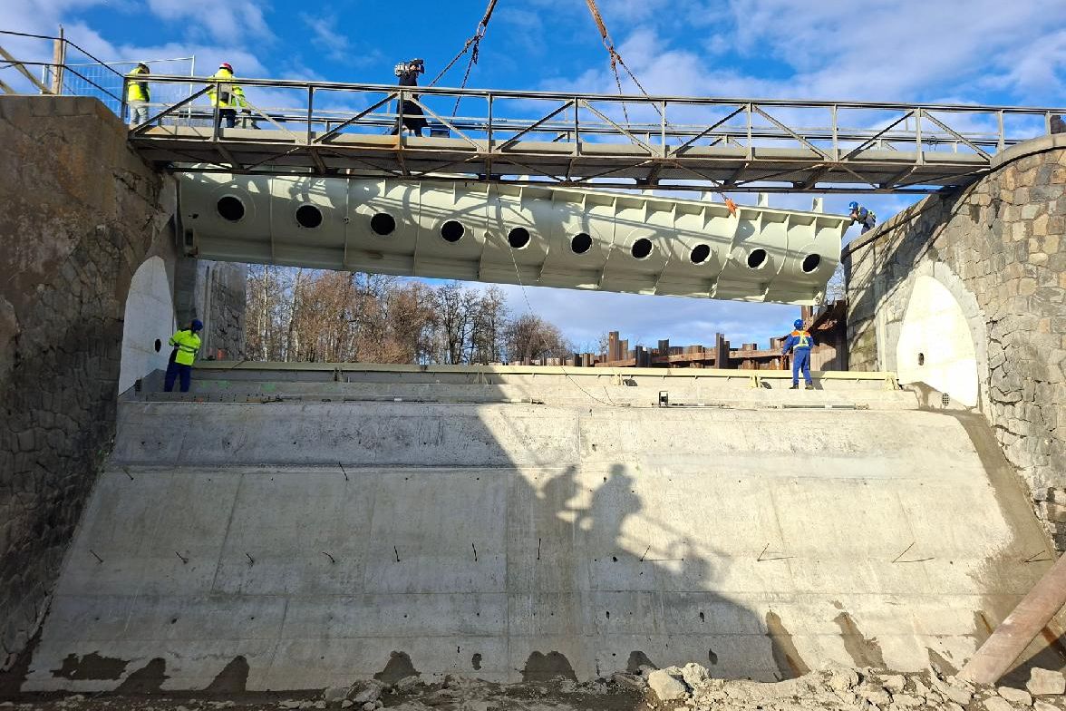 Jeřáb dopravil na jez v Rajhradě čtrnáctitunový kolos, Celá rekonstrukce vyjde na 226 milionů