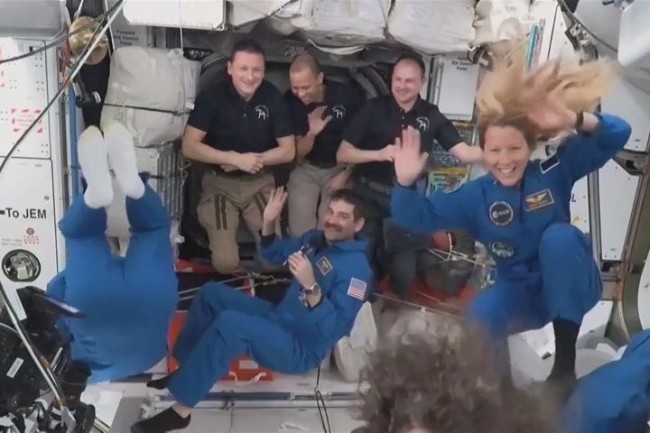 Na ISS přivítali čtyři nové členy posádky