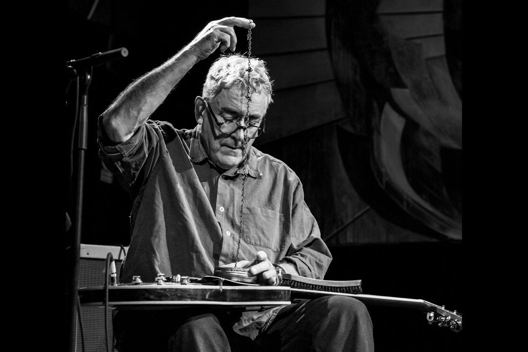 I když hraju sám, mám partnery, říká kytarista Fred Frith