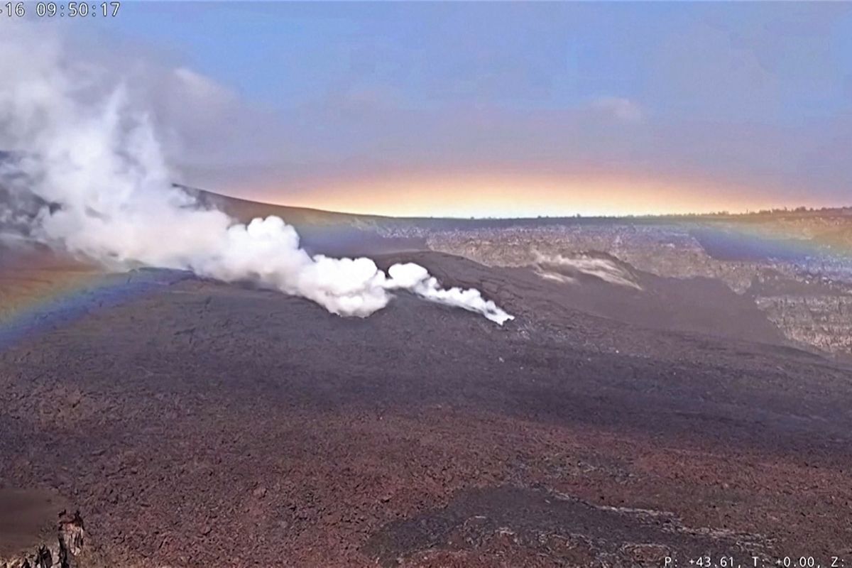 Po další erupci se nad sopkou na Havaji objevila duha