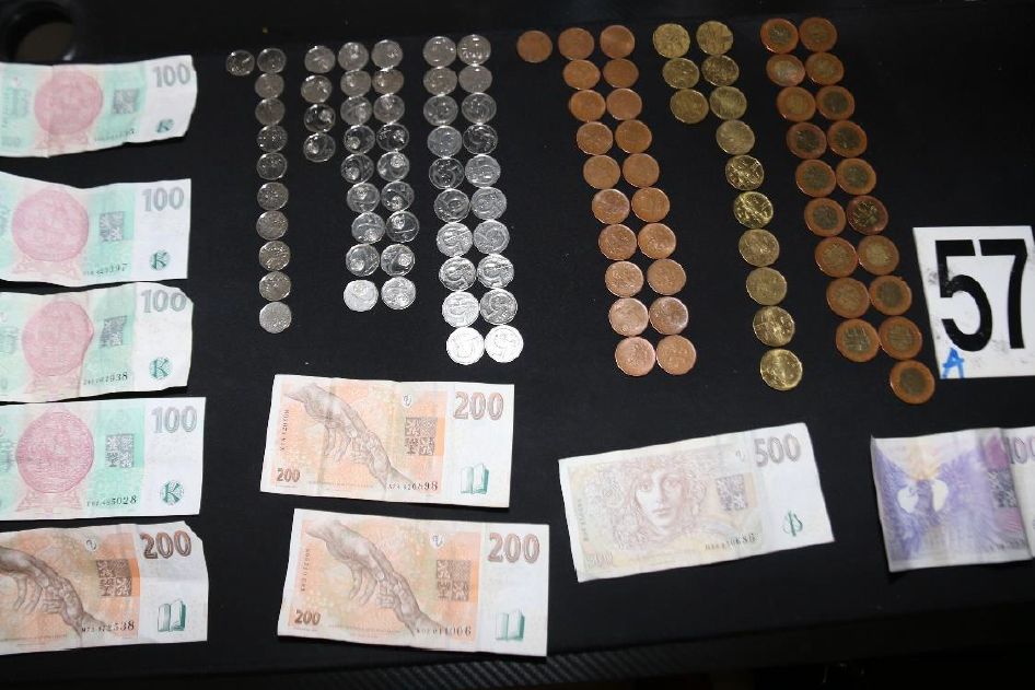 Vydávali se za školačku a od mužů loudili intimní fotky. Přišli si na miliony