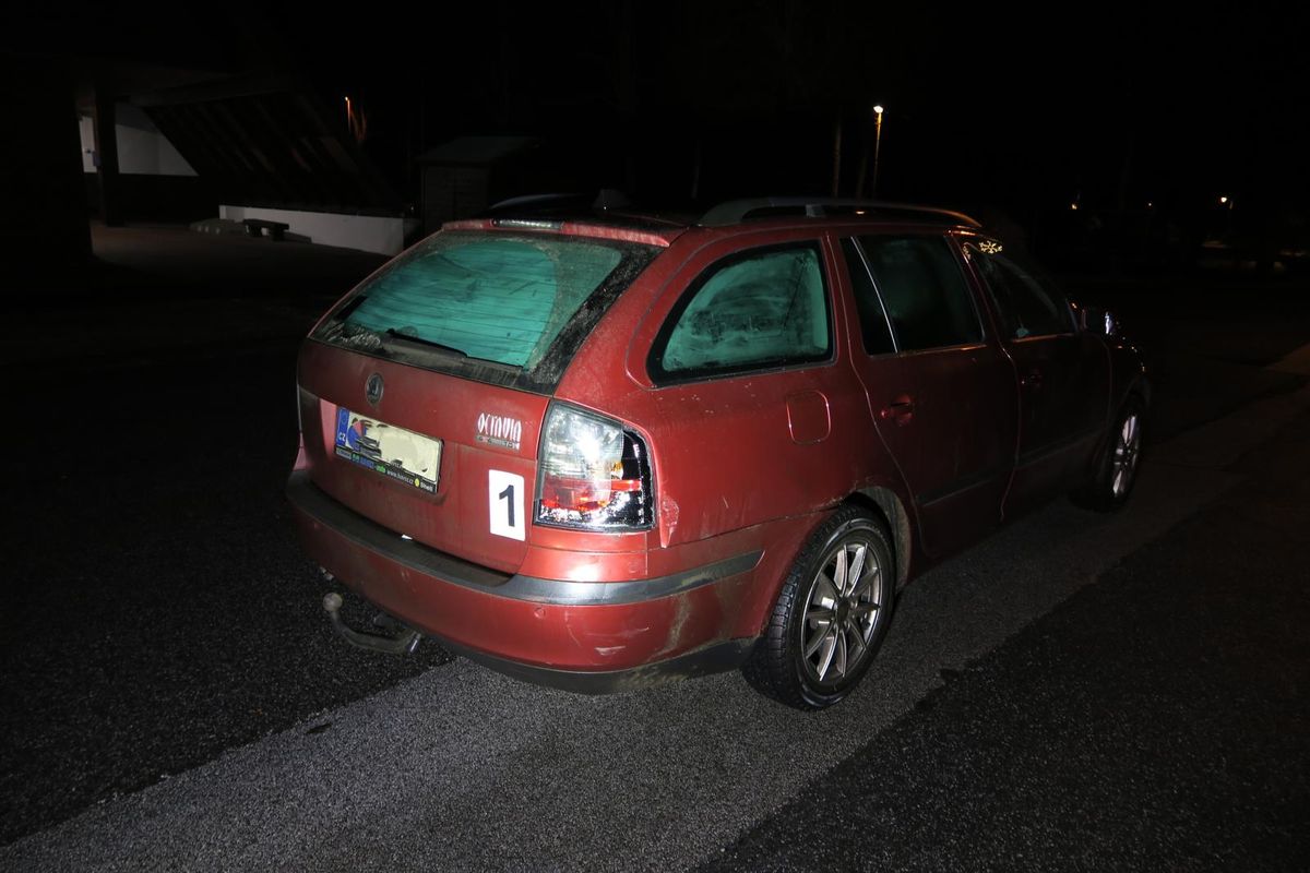 Na mol opilému kamarádovi nejprve zavolali sanitku, pak se snažil odjet autem