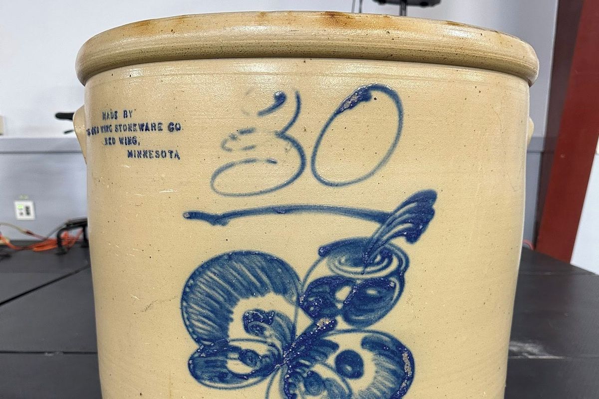 Za starou kameninovou nádobu chtěla pár stovek. Dostala statisíce