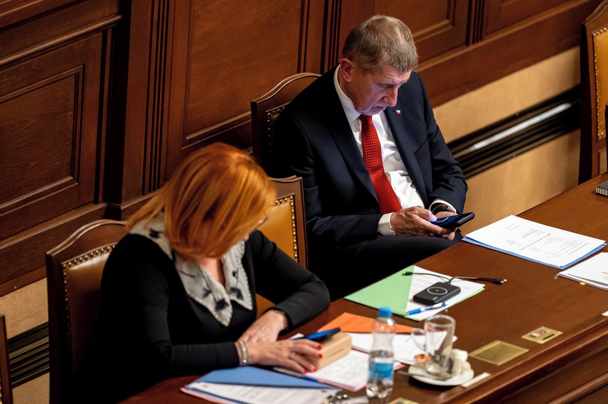Zákaz mobilů ve školách navrhnu příští týden, prohlásil Babiš