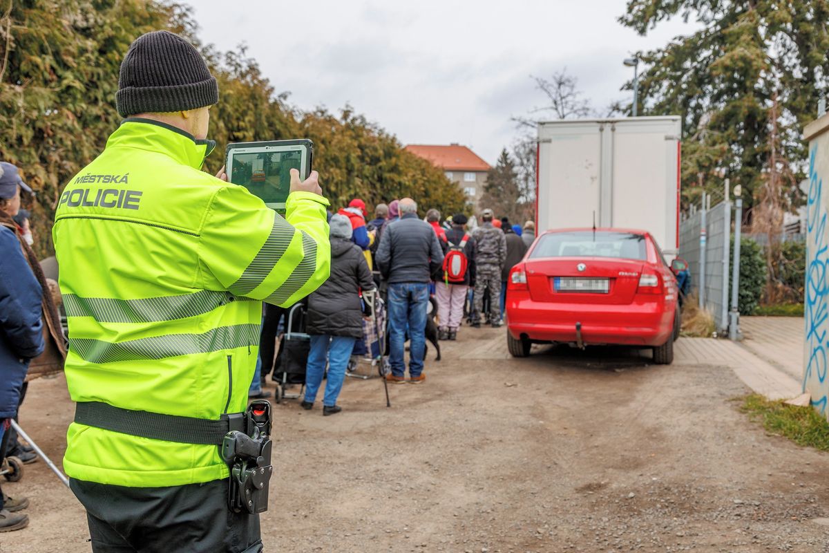 Praha 10 schválila plán boje s drobnou kriminalitou. Často se týká podroušených osob i dopravy