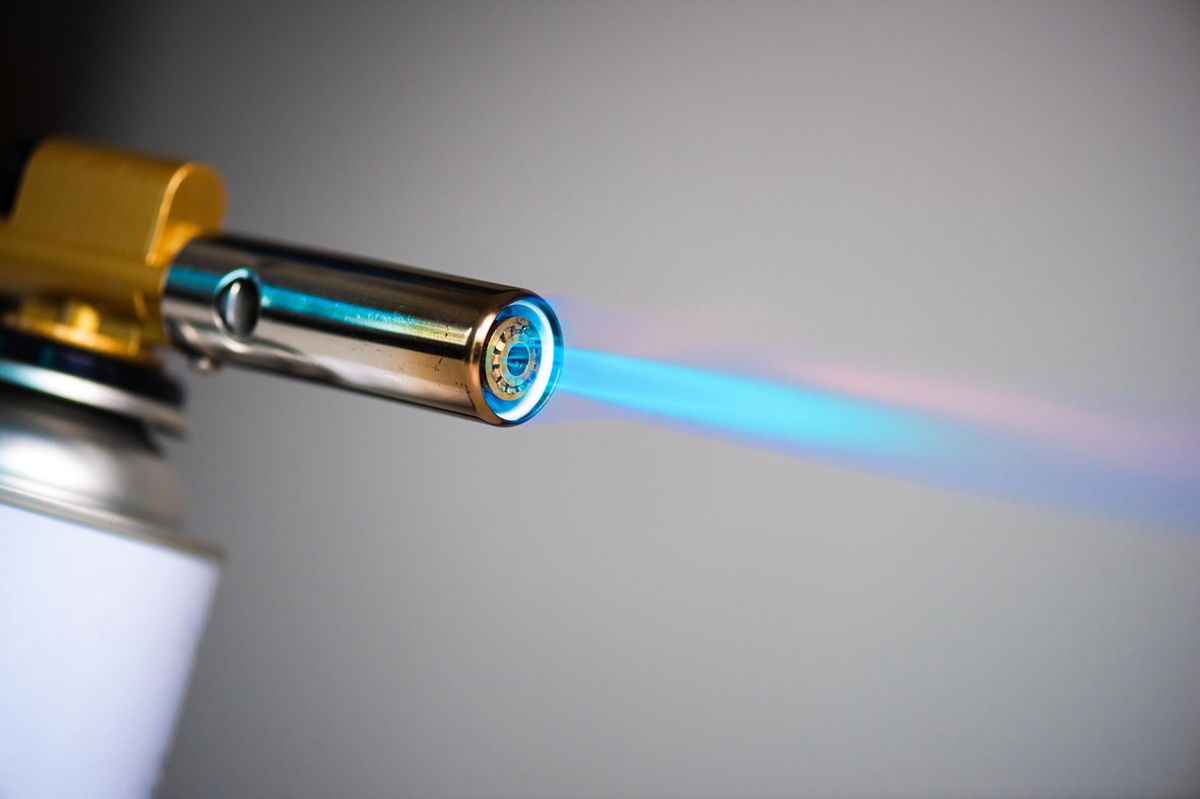 Američan tavil sníh na domě letlampou, chytla mu střecha a podkroví. Kamery natáčely