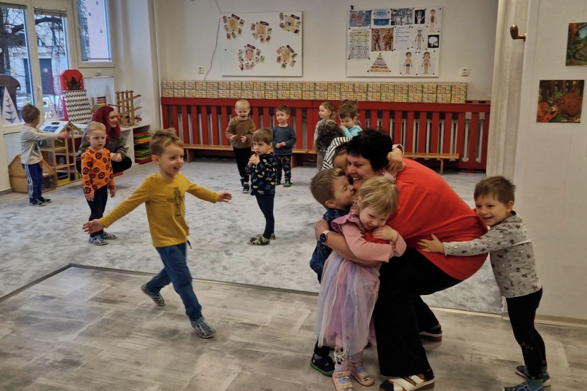 Pardubické děti mají ve školkách babičky, scházejí ale dědečkové