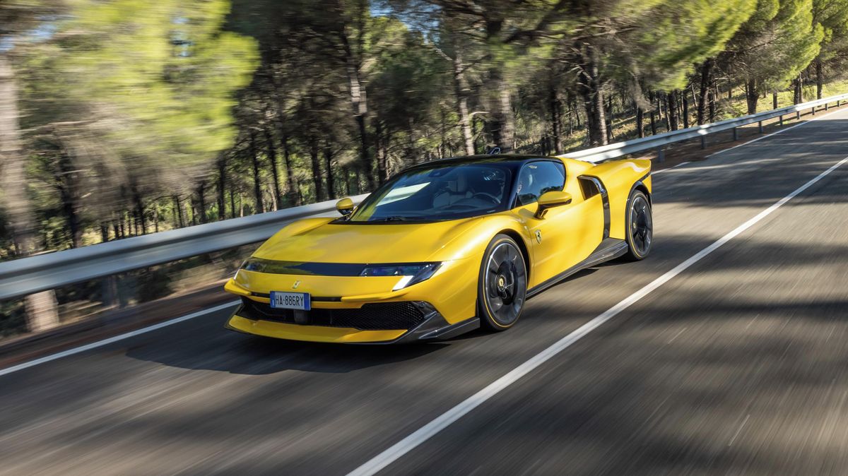 Čtyři motory, tisíc koní a slavné jméno. Za volantem Ferrari 849 Testarossa