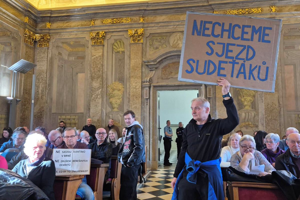 Nechceme sjezd Sudeťáků. Na zastupitelstvu Brna protestovaly desítky lidí s transparenty