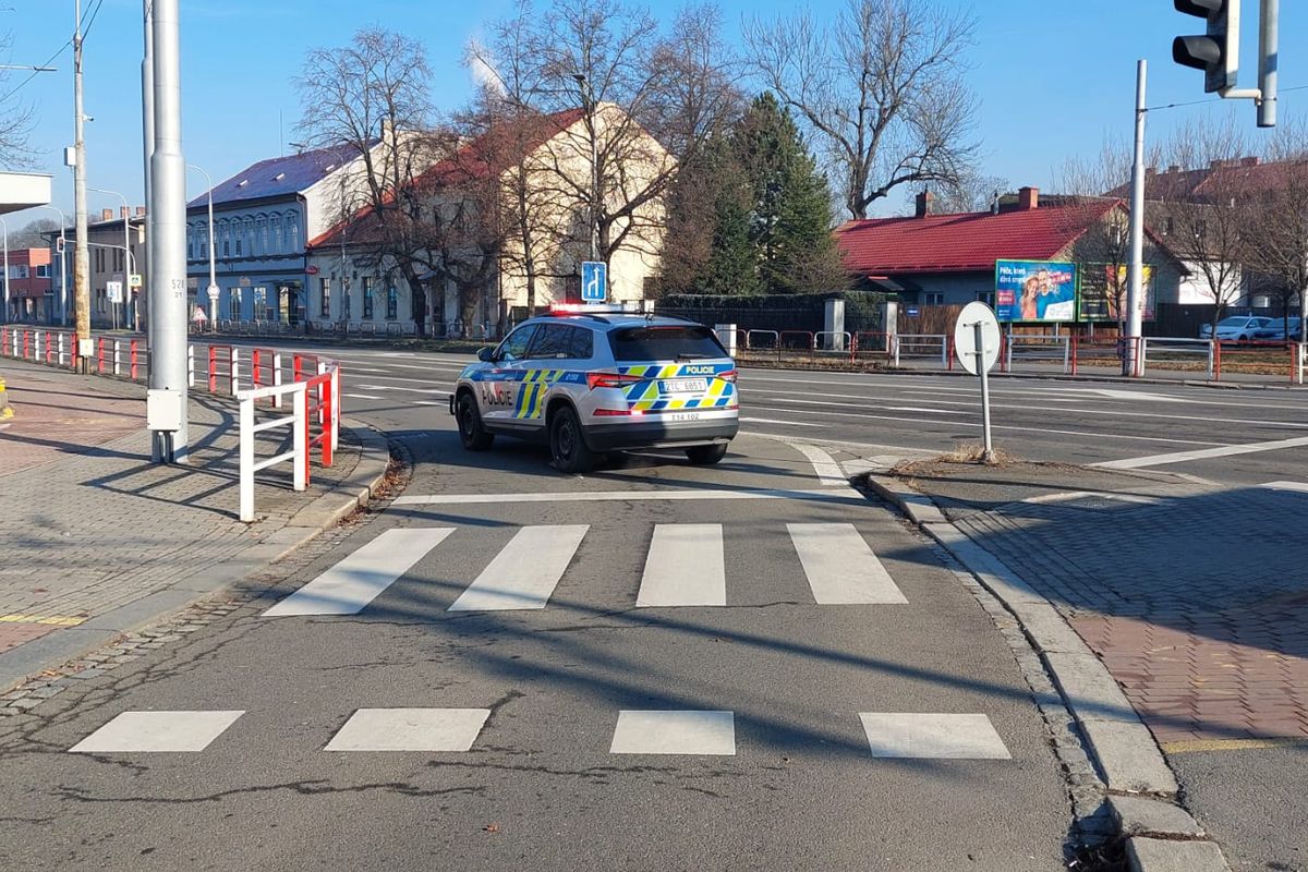 Důchodce jel v Ostravě na kole na červenou, auto ho srazilo na přejezdu pro cyklisty