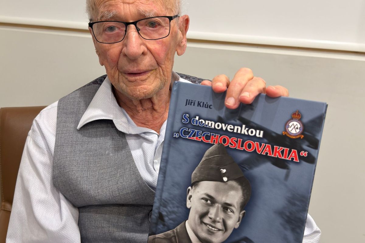 Proti Hitlerovi po radiových vlnách. Jednomu z posledních žijících Čechoslováků v RAF je 102 let