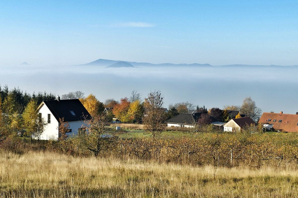 Teplé a slunečné jarní počasí místy překazí mlhy
