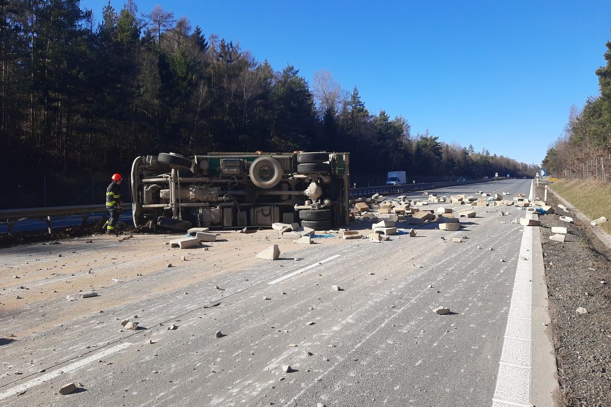 Řidič na D1 u Brna převrátil náklaďák. Dálnici zasypal betonovým bedněním