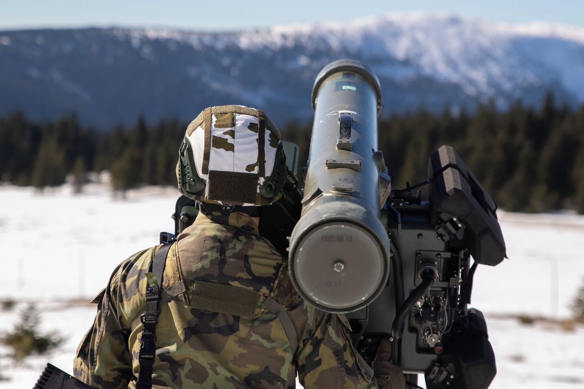 Vojáci se sněžnicemi táhli protiletadlový raketový systém na hřeben Krkonoš