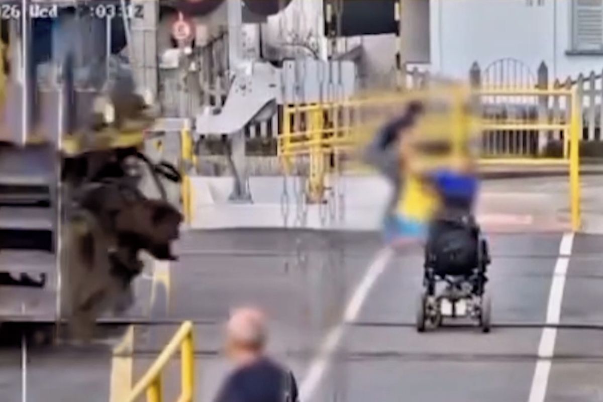 Vteřiny od smrti: Brazilec na vozíku uvázl na železničním přejezdu, ze záběrů mrazí